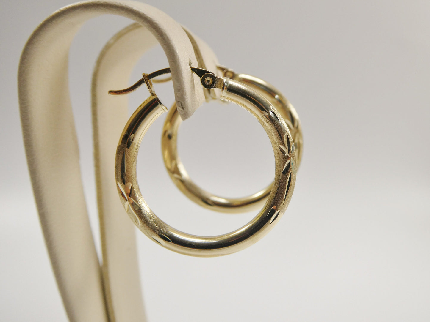 14K real solid yellow gold 25mm round hoop earring snap closure diamond cut finish