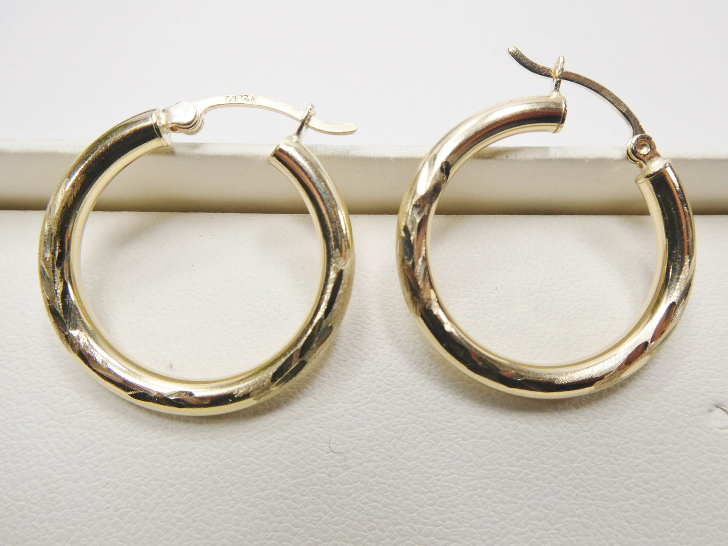 14K real solid yellow gold round hoop earrings snap closure diamond cut finish