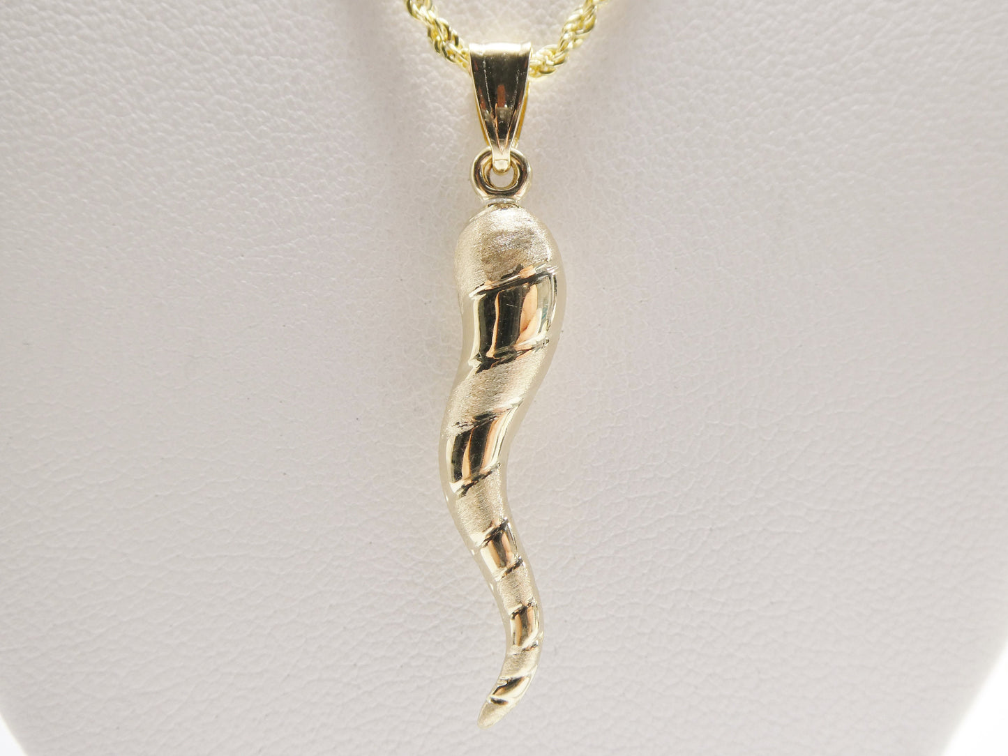 14k real solid yellow gold horn pendent and robe necklace