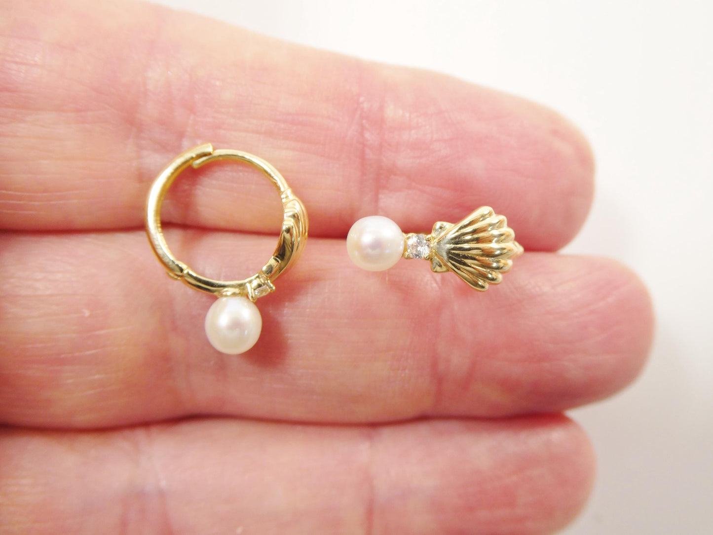 real 10k solid yellow gold shell cultured freshwater pearl plain hoop huggie earrings