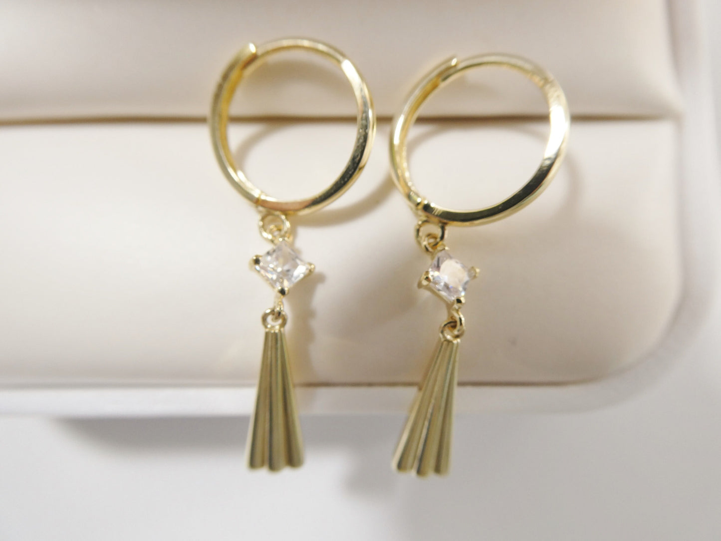 real 10k solid yellow gold teardrop hoop huggie earrings
