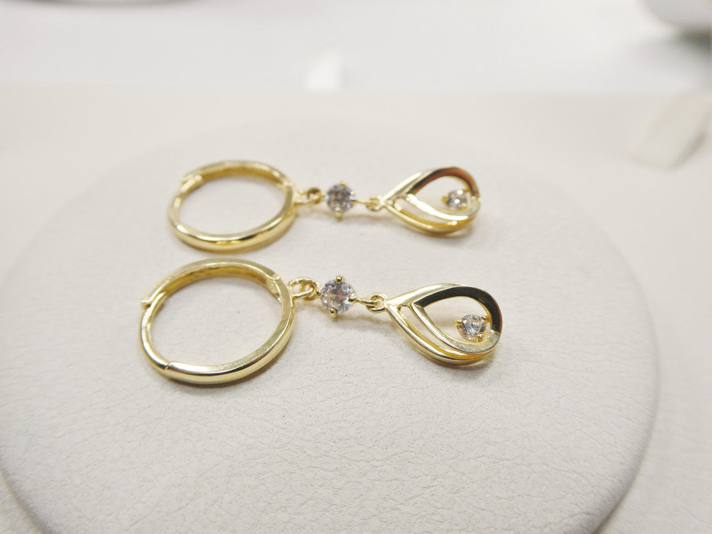 real 10k solid yellow gold teardrop hoop huggie earring