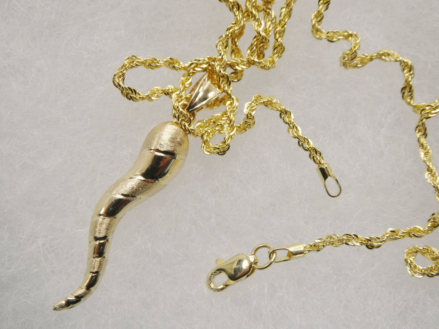 14k real solid yellow gold horn pendent and robe necklace