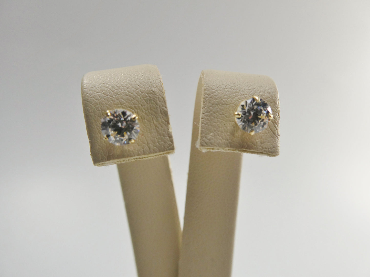 10k solid yellow gold screw post round stone cz stud basket earring
