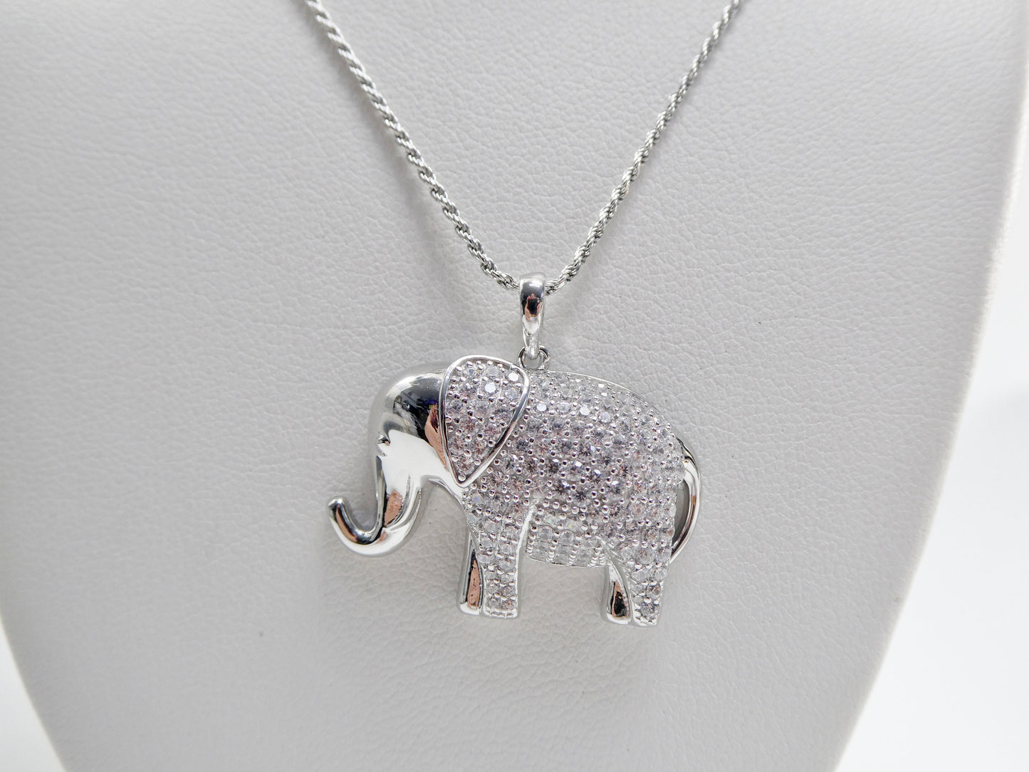real 925 sterling silver elephant pendent and 18 inch rob chain