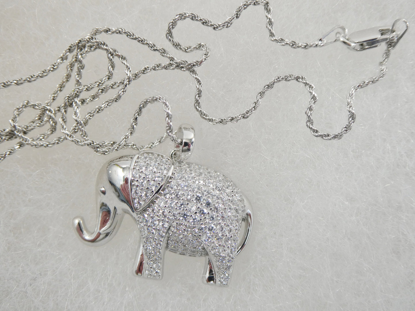 real 925 sterling silver elephant pendent and 18 inch rob chain