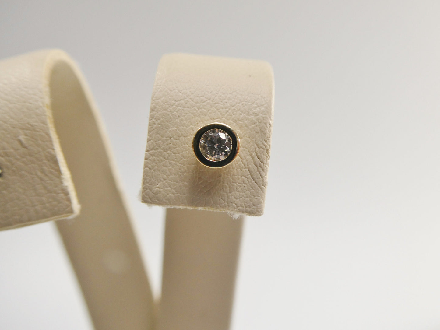 14k real solid yellow gold 3mm bezel setting nose ring
