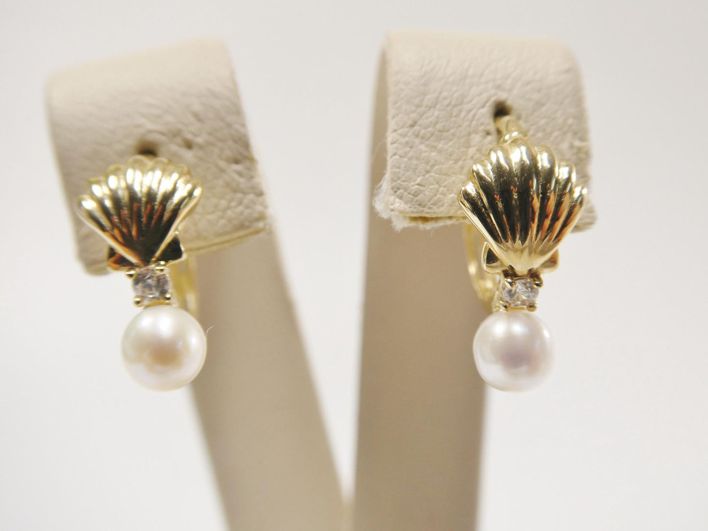 real 10k solid yellow gold shell cultured freshwater pearl plain hoop huggie earrings