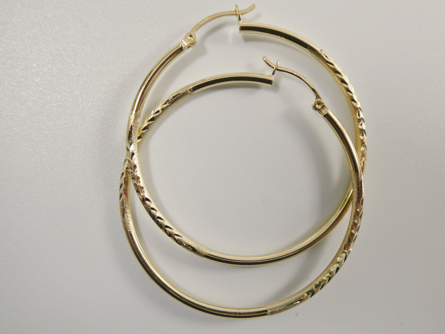 14K real solid yellow gold 2mm round hoop earrings snap closure Dimond cut finish