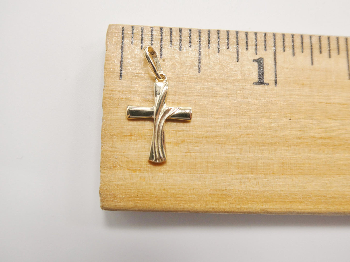 10k Yellow Gold Figaro Chain & Cross Pendant Necklace: 18 inch