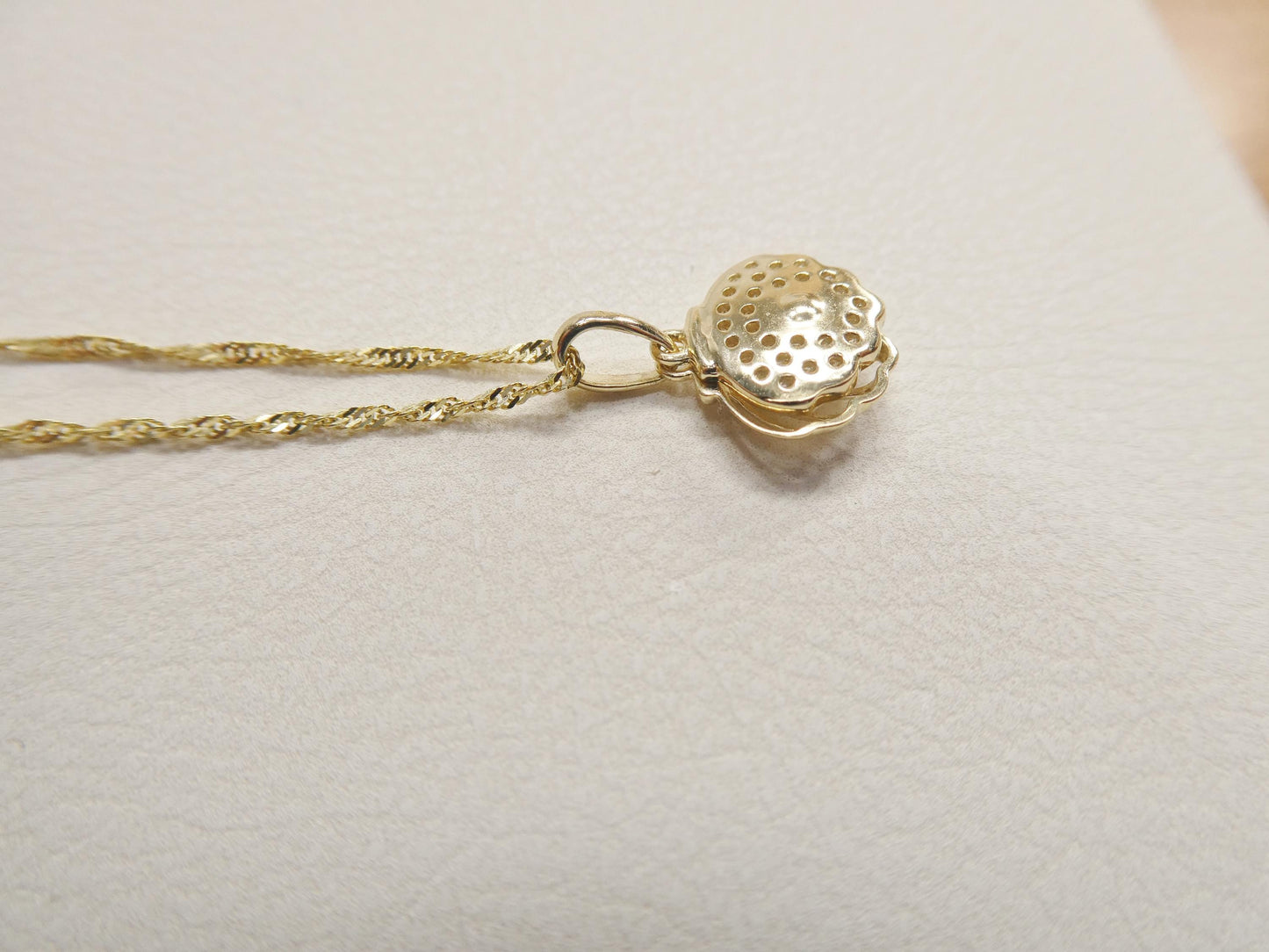10k Yellow Gold Singapore Chain Necklace pearl shell Pendant