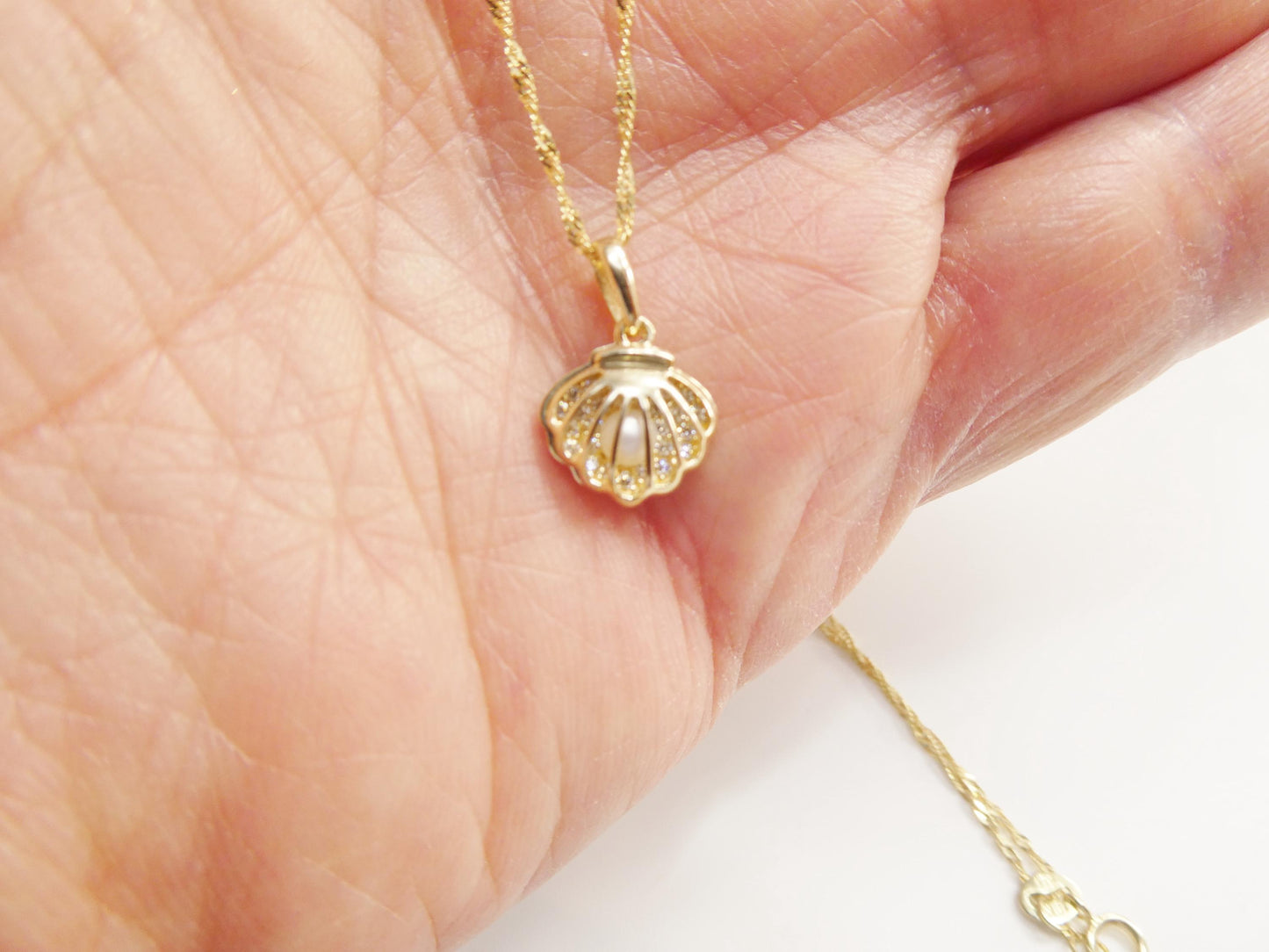 10k Yellow Gold Singapore Chain Necklace pearl shell Pendant