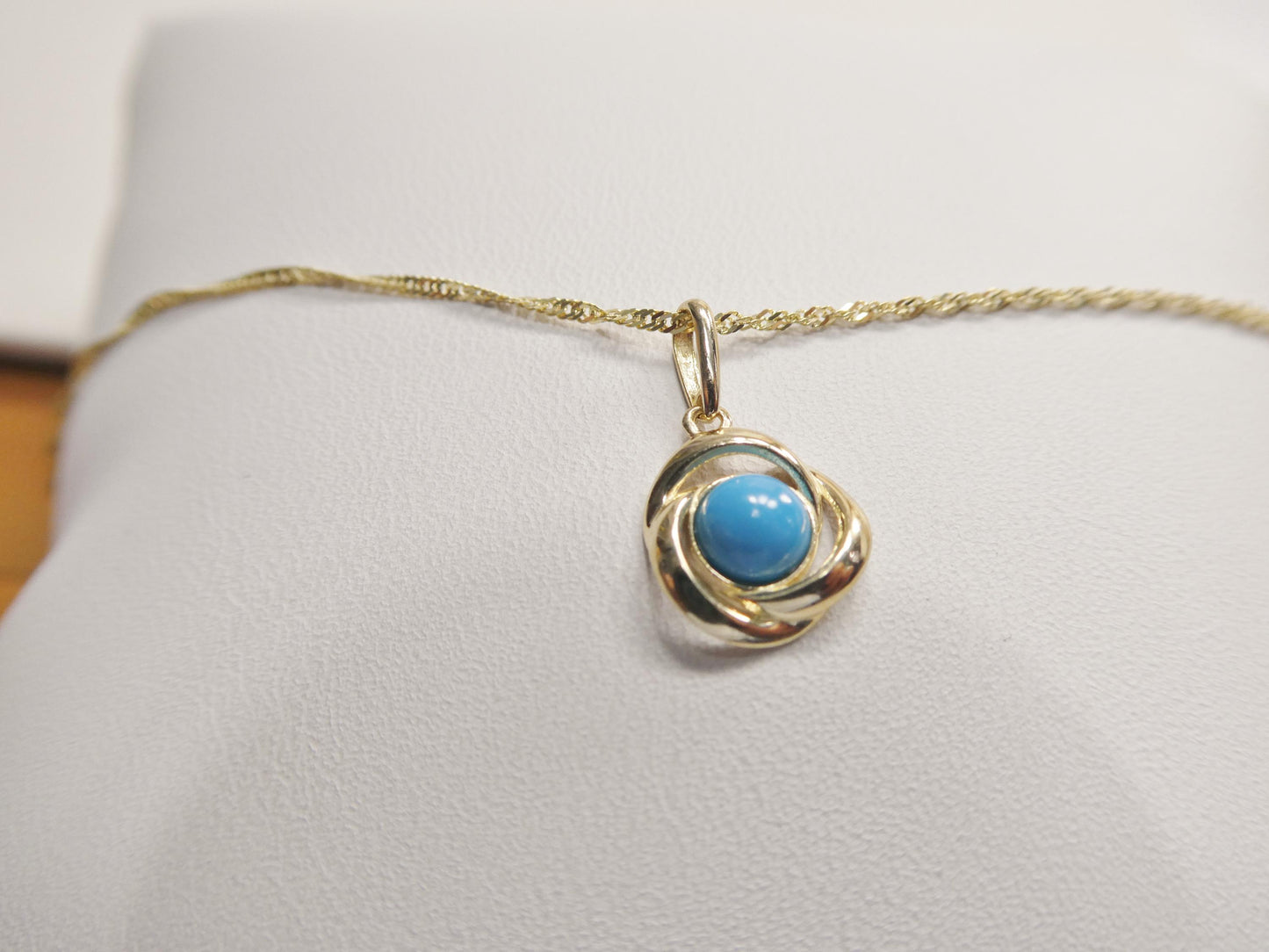 10k Yellow Gold Singapore Chain Necklace turquoise center flower Pendant