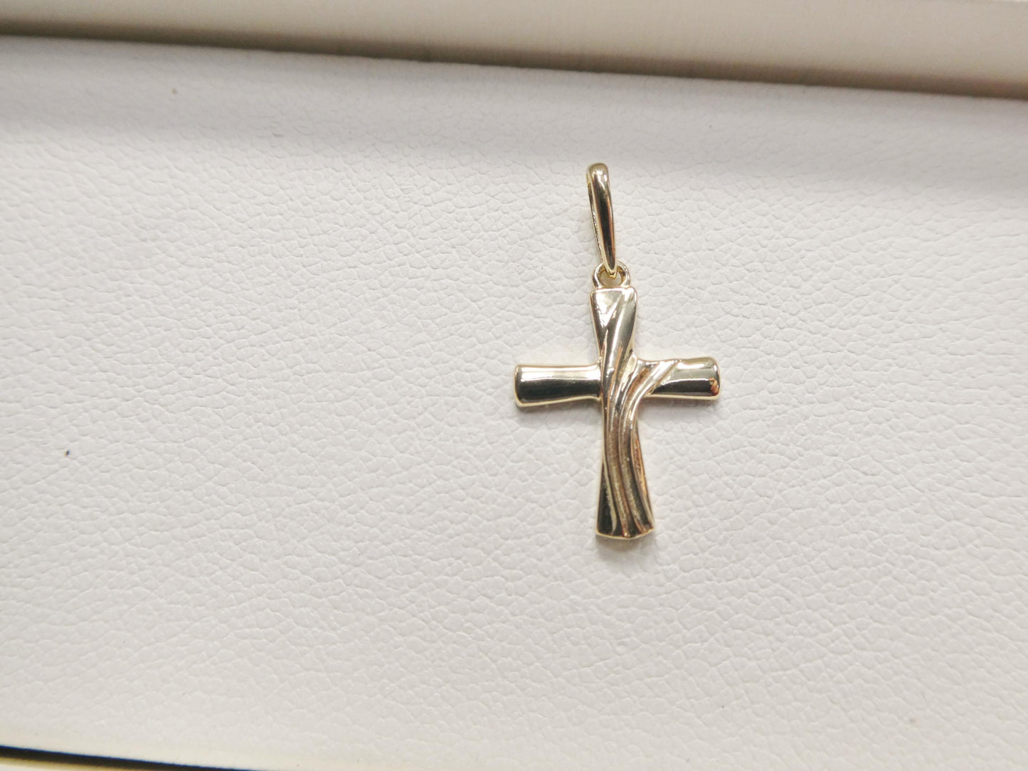 10k Yellow Gold Figaro Chain & Cross Pendant Necklace: 18 inch