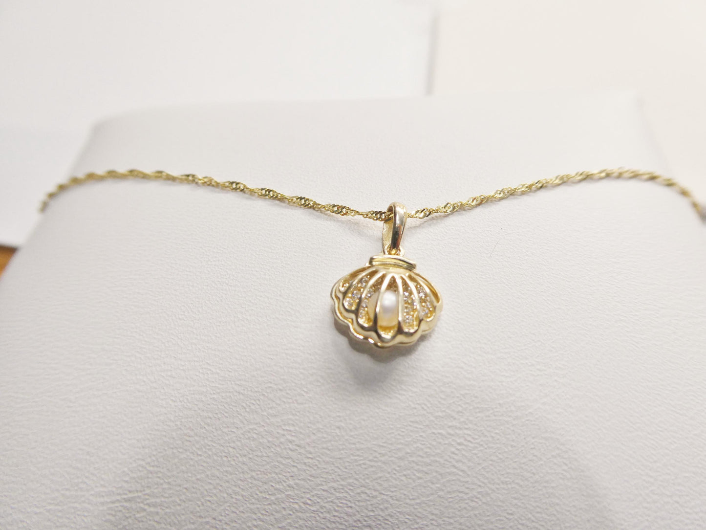 10k Yellow Gold Singapore Chain Necklace pearl shell Pendant