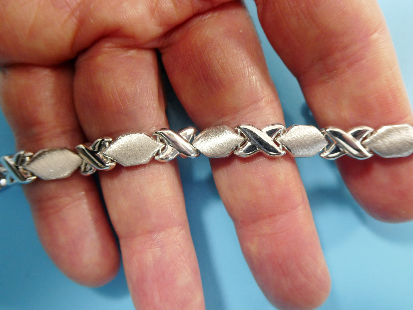 6.5 inch xoxo satin stampato bracelet 14k white gold color finish over real 925 sterling silver