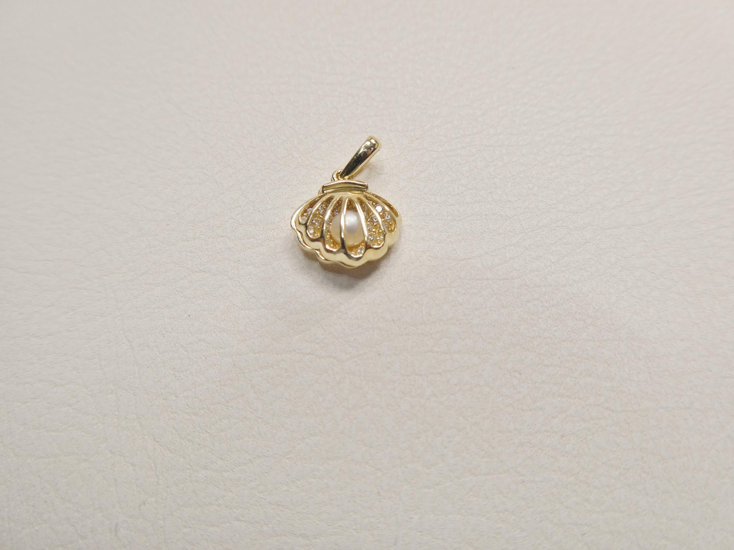 10k Yellow Gold Singapore Chain Necklace pearl shell Pendant
