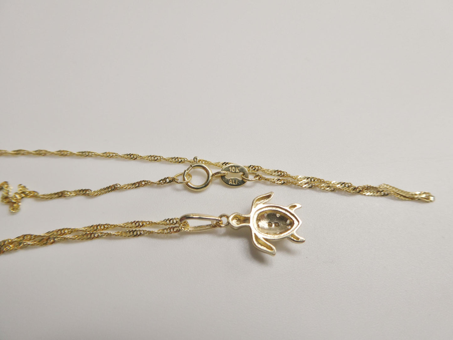 10k Yellow Gold Singapore Chain Necklace turtle Pendant