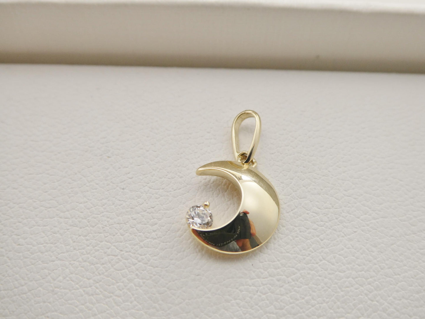 10k Yellow Gold Figaro Chain Necklace with Moon Pendant: 18 inch