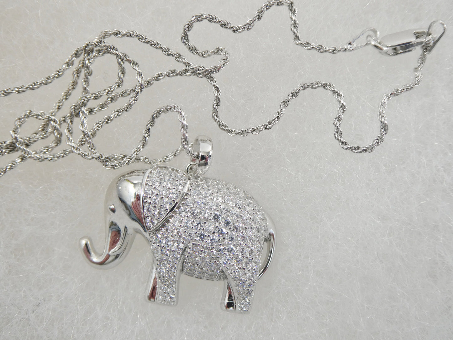 real 925 sterling silver elephant pendent and 18 inch rob chain