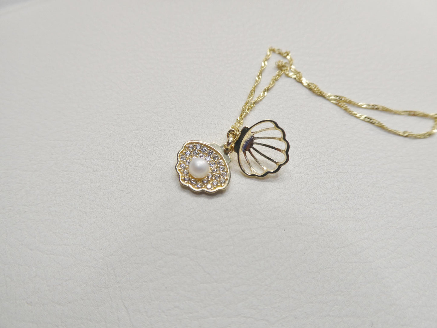 10k Yellow Gold Singapore Chain Necklace pearl shell Pendant
