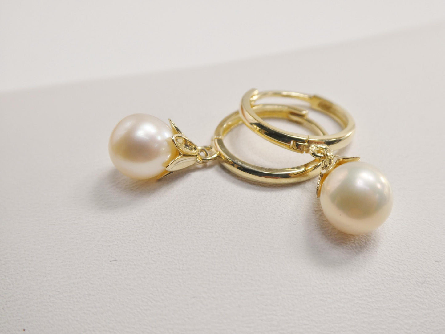 real 10k solid yellow gold shell cultured freshwater pearl plain hoop huggie earrings