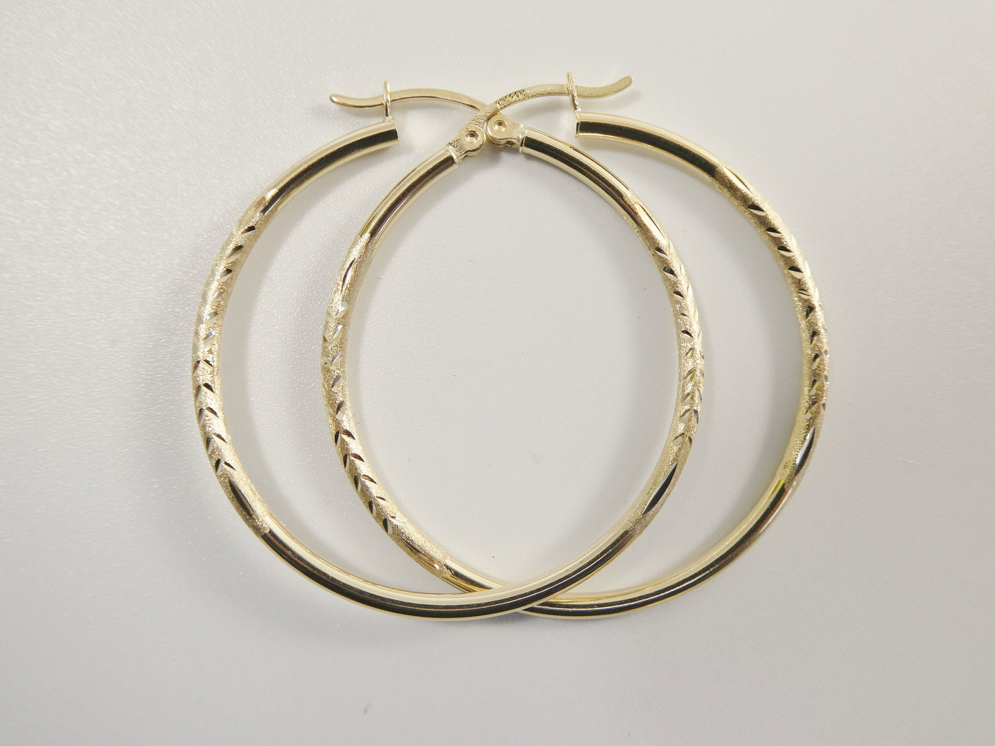 14K real solid yellow gold 2mm round hoop earrings snap closure Dimond cut finish