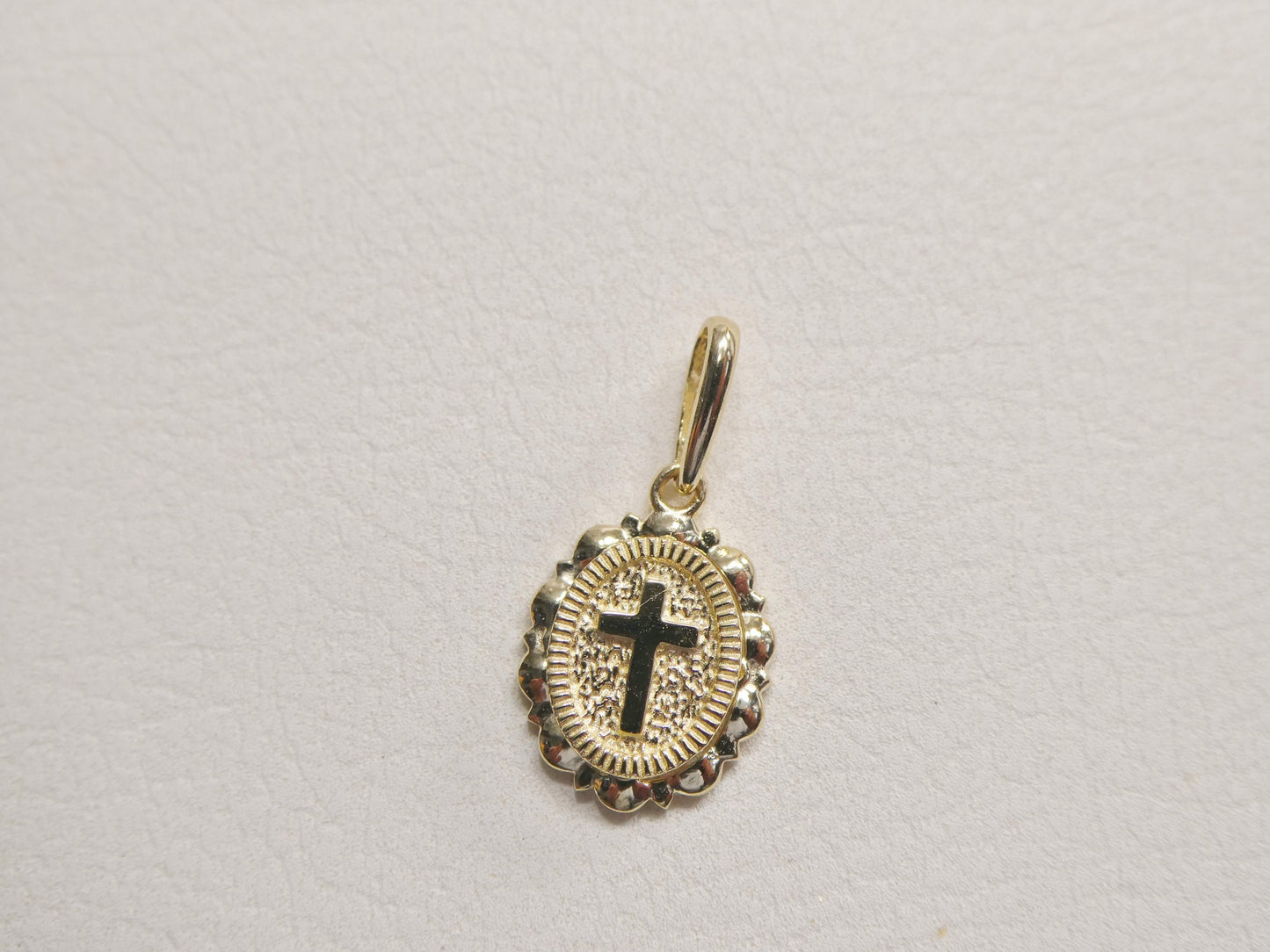 10k Yellow Gold Singapore Chain Necklace oval cross Pendant