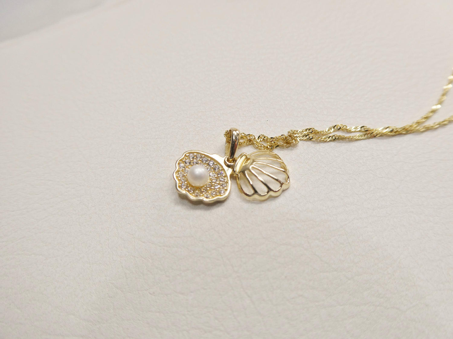10k Yellow Gold Singapore Chain Necklace pearl shell Pendant