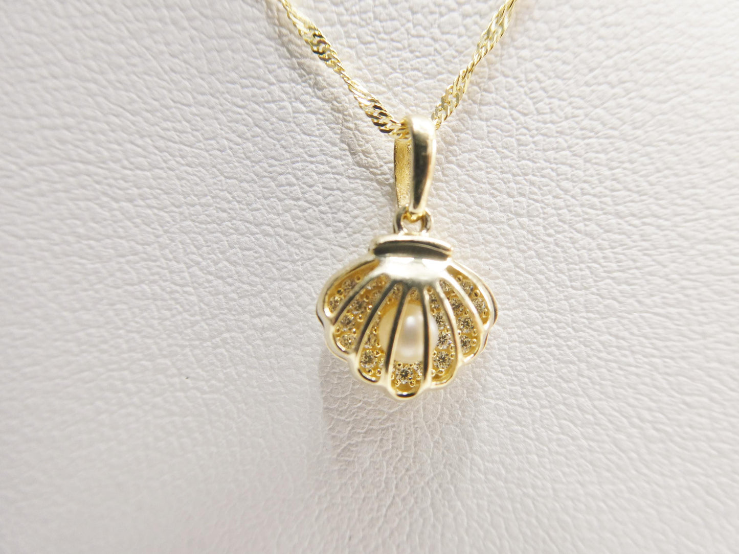 10k Yellow Gold Singapore Chain Necklace pearl shell Pendant