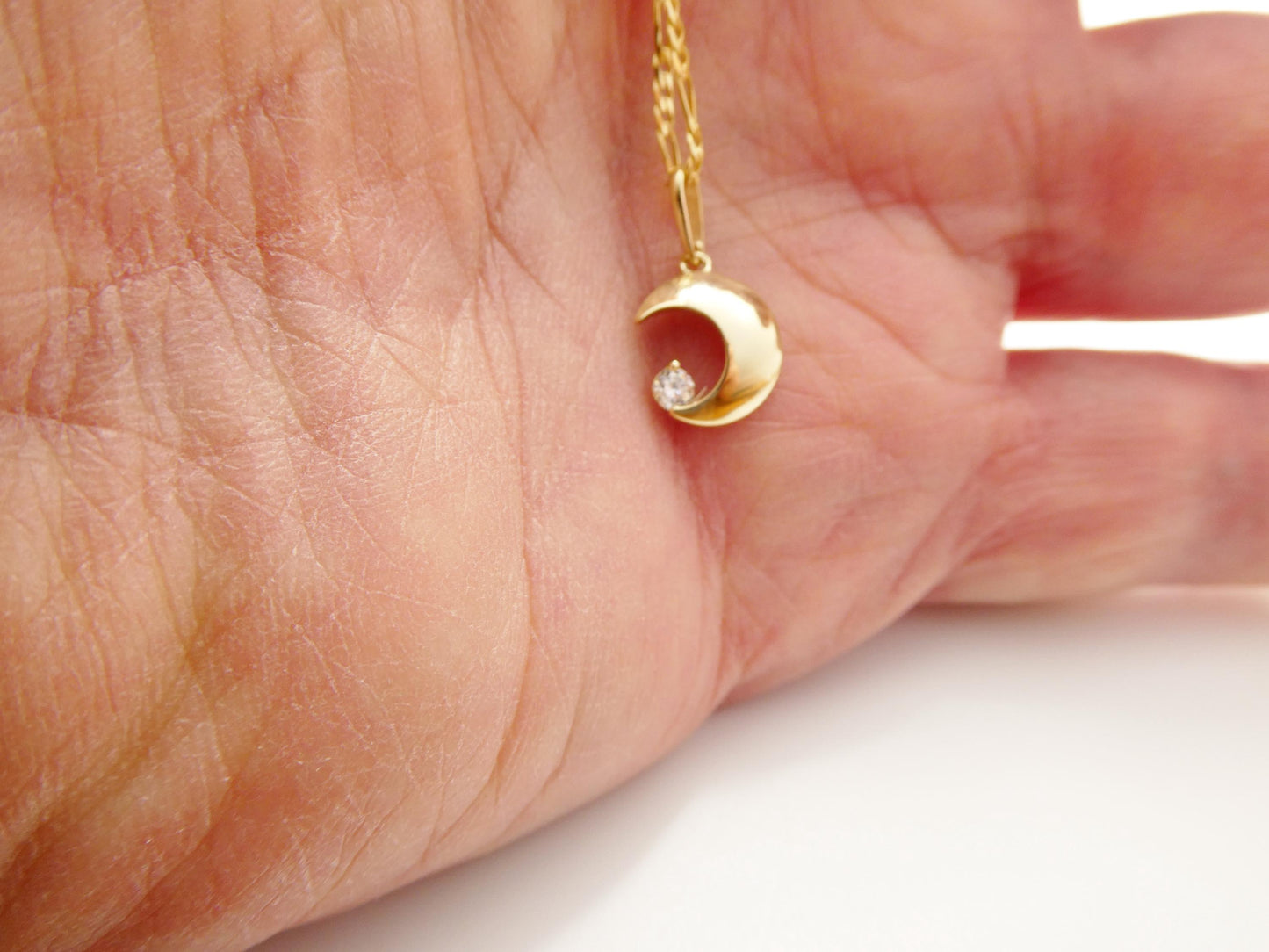 10k Yellow Gold Figaro Chain Necklace with Moon Pendant: 18 inch