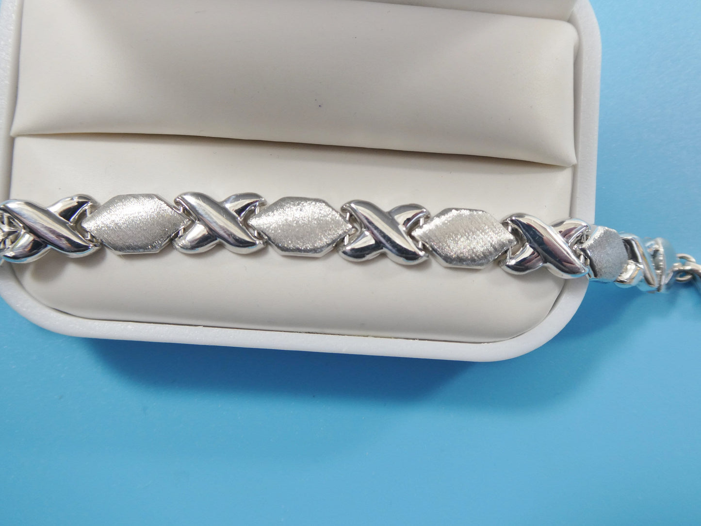 6.5 inch xoxo satin stampato bracelet 14k white gold color finish over real 925 sterling silver