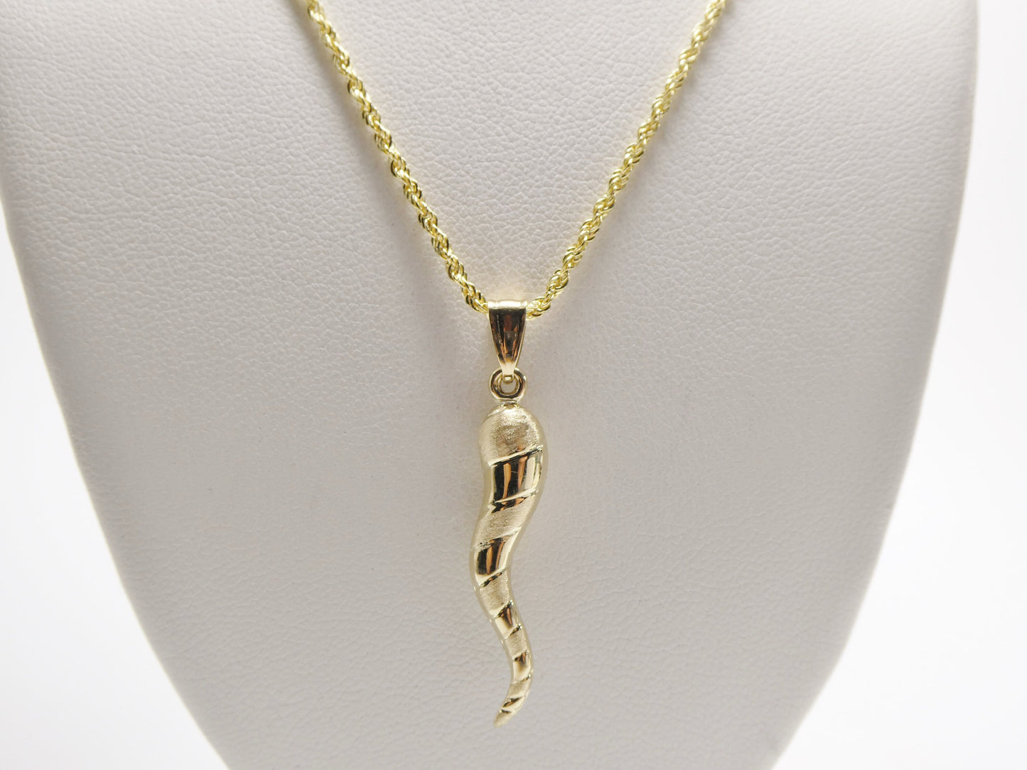 14k Real Solid Yellow Gold Tri Color Horn Pendent and Robe Necklace