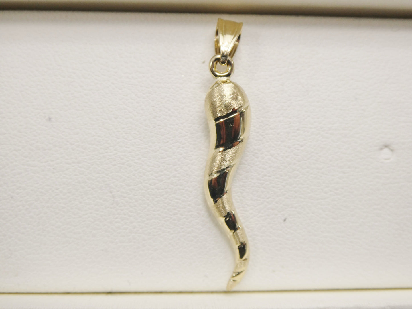 14k Real Solid Yellow Gold Tri Color Horn Pendent and Robe Necklace