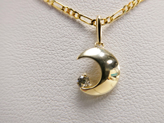 10k Yellow Gold Figaro Chain Necklace with Moon Pendant: 18 inch